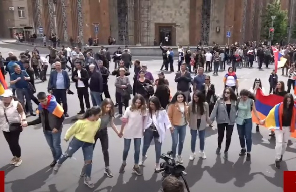 Участники шествия станцевали кочари возле кинотеатра «Айреник»